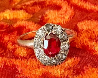 Anillo antiguo de oro de 14 quilates con halo de piedras rojas y transparentes, se vende tal cual.
