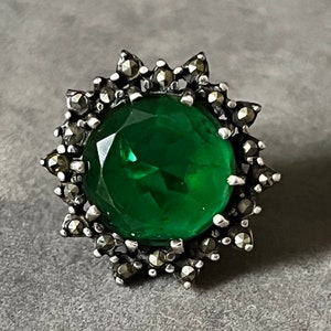 Vintage Silver Green Glass and Marcasite Ring Marked 825