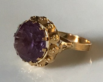 Vintage Mid Century 18K Gold Cocktail Ring with Faceted Purple Stone