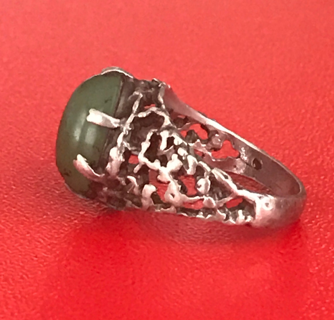 Bague brutaliste vintage Sterling Silver avec pierre verte Bague brutaliste vintage Sterling Silver avec pierre verte