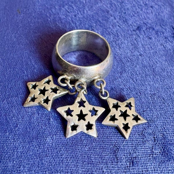 Vintage hemelse sterling zilveren ring met drie sterren.
