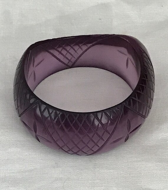 Vintage Chunky Carved Purple Lucite Bangle Bracel… - image 5