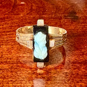 Anillo victoriano antiguo con camafeo de ónix en oro rosa de 14 quilates