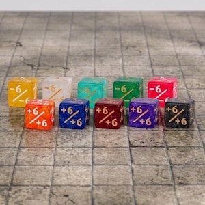 Set De 24 Dados De Acrílico Para Magic The Gathering | 12 Cubos Negros Y 12 Blancos Para Contadores De Vida, Tokens Y Lealtad | Accesorio Premium Para Juegos De Cartas
