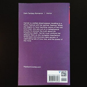 Puede incluir: Una cubierta de libro morada con el t&iacute;tulo "Dark Fantasy Romance | Horror" y una descripci&oacute;n de una novela de fantas&iacute;a rom&aacute;ntica sobre una tejedora de sue&ntilde;os llamada Harriet. La contraportada tambi&eacute;n incluye el sitio web del autor, MadisonCowles.com, y el n&uacute;mero ISBN 9798391133278.