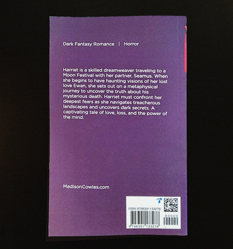Puede incluir: Una cubierta de libro morada con el t&iacute;tulo "Dark Fantasy Romance | Horror" y una descripci&oacute;n de una novela de fantas&iacute;a rom&aacute;ntica sobre una tejedora de sue&ntilde;os llamada Harriet. La contraportada tambi&eacute;n incluye el sitio web del autor, MadisonCowles.com, y el n&uacute;mero ISBN 9798391133278.