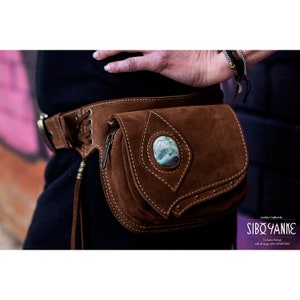 Leder-Utility-Gürtel - Festival-Gürtel - Hüfttasche - Taschengürtel mit CHRYSOCOLLA - Lederaccessoires mit der ganzen Magie der Edelsteine |HANDGEFERTIGT|