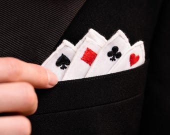 Witte pokerkaartpakken met geborduurde linnen pochet met de hand gerolde randen