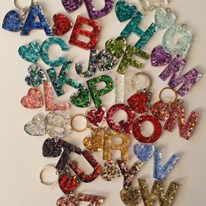 Chaveiro de resina com inicial personalizada - Chaveiro com letra e glitter personalizado | Presentes para ela | Presente de Natal | Primavera | Presente de Páscoa |