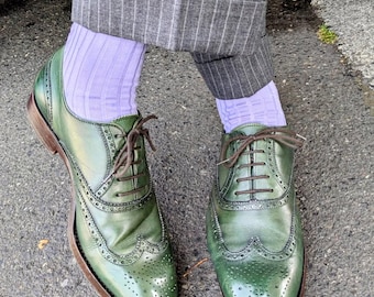Klassische Herrensocken in Flieder - aus 100% Baumwolle, perfekt für formelle oder geschäftliche Kleidung