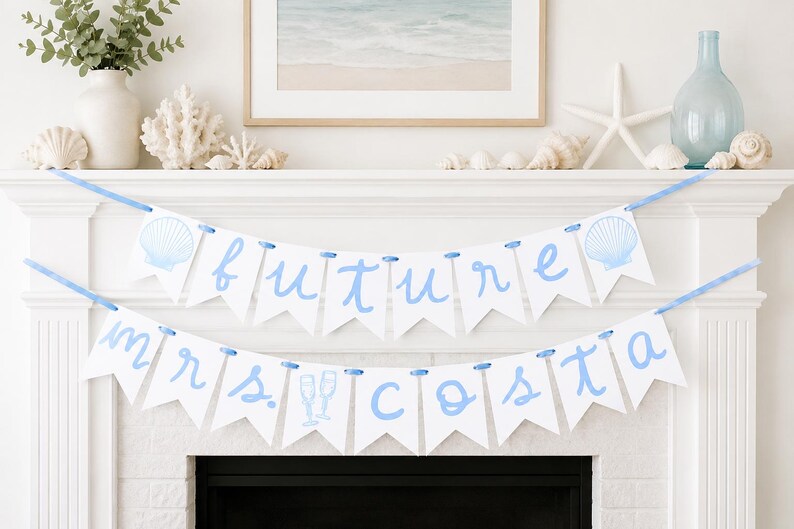 Op de afbeelding: Een tweelaagse witte vlaggenlijn met lichtblauwe letters die future mrs. costa spellen. De vlaggenlijn is versierd met lichtblauwe illustraties van schelpen en twee champagneglazen, alles aan elkaar geregen met een lichtblauw lint.