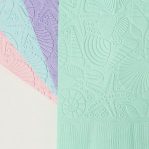 Servilletas con conchas en relieve: decoraciones para fiestas playeras en tonos pastel, juego de 24