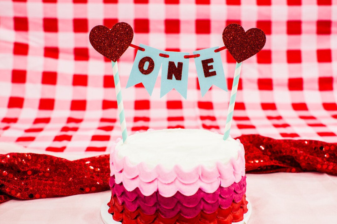Affichage De Gâteau En Forme De Coeur Happy Valentine's Day Avec