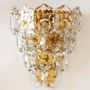 Impressive Mid Century Modern sconce with faceted cut crystals on gold frame / 4-tiered KINKELDEY vintage 1970s glass wall lamp