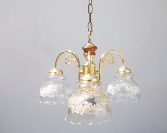 Sehr spanischer achtziger Jahre Vintage Kronleuchter mit verschnörkelten Glasschirmen und glänzendem goldenem Metallgestell / Jugendstil inspiriert mit einem Kitsch-Touch