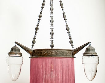 1930s sehr großer versilberter spanischer Art Deco Kronleuchter mit skulpturalem Blumenmuster, mundgeblasenen Glasschirmen und mauvefarbenen Fransen / 1+3 Lichtern