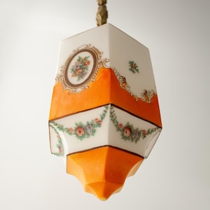 Lámpara colgante Art Nouveau antigua de principios del siglo XX, pintada a mano, de cristal lechoso y con motivos florales.