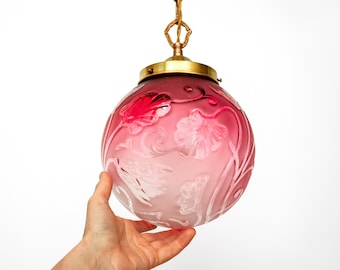 Außergewöhnliche Pendelleuchte mit frühem 1900er Jugendstil Cranberry Art Glasglobus mit plastisch geformten floralen Motiven und kunstvoller Goldbronze Kette