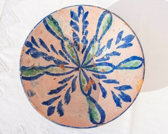 Cuenco "lebrillo" de terracota esmaltada Fajalauza de 1800 o anterior, de 28 cm, de Granada. Cerámica antigua con motivos índigo y verde pintados a mano.