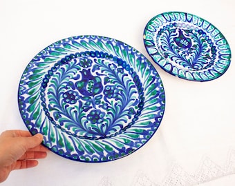 ¡AGOTADO! Platos de cerámica esmaltada estilo Fajalauza de Granada / Cerámica blanca con motivos de granada y flores pintados a mano.