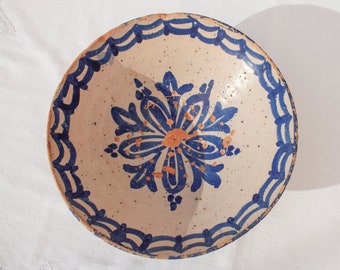 Cuenco "lebrillo" de terracota esmaltada Fajalauza, muy antiguo, del siglo XIX, de 25 cm, procedente de Granada. Cerámica blanquecina con motivo azul cobalto pintado a mano.