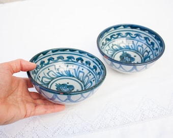 LOT de 2 bols espagnols de 5,7 pouces en céramique émaillée de style Fajalauza/ Poterie peinte à la main avec motif bleu indigo/ Service de collation ou décoration d'intérieur