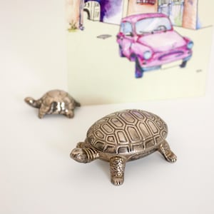 Vintage Schildkröten-förmige kleine Schmuckschatulle & winziger Kartenhalter / versilberte Tierfiguren-Schmuckschatulle und Kartenständer