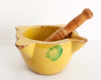 Spanish vintage stoneware mortar from the 1970s with wooden pestle / Mediterranean terracotta kitchenware Yellow enamel & green spot decor