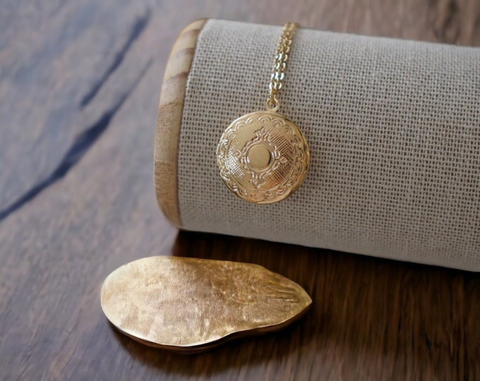 Gold Round Locket Necklace - Gold Locket - Elegant Personalized Locket - Engravable - Gift Ideas for Mom- Gift For Sisters and Friends