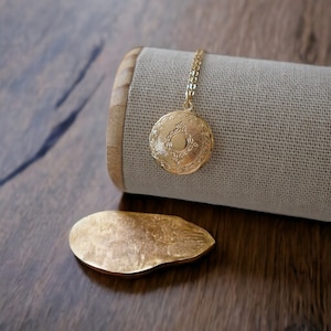 Gold Round Locket Necklace - Gold Locket - Elegant Personalized Locket - Engravable - Gift Ideas for Mom- Gift For Sisters and Friends