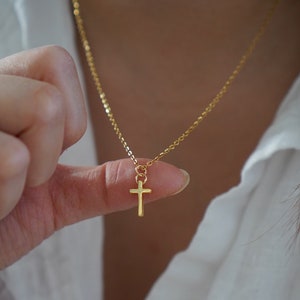 Collana con croce placcata in oro 18 carati - Catena in acciaio inossidabile di alta qualità - Catena resistente e anti-ossidazione - Gioiello delicato ed elegante - Regalo per lei