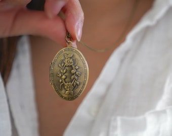 Antique Bronze Floral Oval Locket Necklace - Large Locket Necklace - Personalized Jewelry with photos - Gift for women - Keep safe Locket