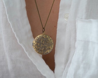 Antique Floral LOCKET - Round Bronze Locket Necklace - Vintage Golden Locket - Personalized Locket with Photo - Gift Idea for love ones