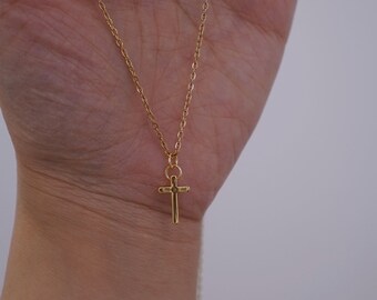 Collana con croce placcata in oro 18 carati - Catena in acciaio inossidabile di alta qualità - Catena resistente e anti-ossidazione - Gioiello delicato ed elegante - Regalo per lei - Italia
