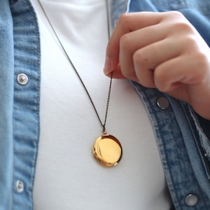 Elegant Round Gold Locket with Photo- Birth Flower Necklaces - Engraved Personalized Stainless Steel Locket - Gift idea- Custom Photo Locket