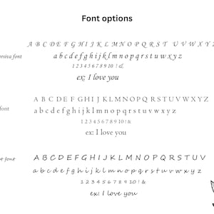 Może przedstawiać: Na białym tle wyświetlane są opcje czcionek. Pokazano trzy style czcionek: Monotype Corsiva, Centaur i Segoe Script. Każda czcionka zawiera wielkie i małe litery, cyfry oraz przykładowe wyrażenie "I love you".