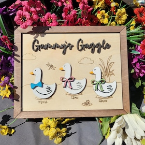 Gepersonaliseerde familiebord gans handgeschilderd berkenhout decor met aangepaste namen, optionele strikken en standaard Ideaal cadeau voor ganzenliefhebbers