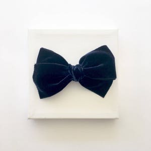 Lazo Grace extragrande de terciopelo Heirloom ~ Azul marino