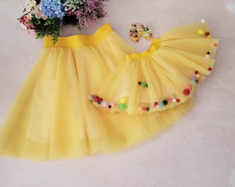 Assortie avec un tutu pour maman - jupe en tulle pour fille à pompons - petite ballerine tutu duveteux - habillage pour enfants - cadeau pour tout-petits - idées de costumes de princesse virevoltant