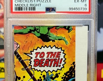 Puede incluir: Una tarjeta de lista de verificación/rompecabezas de Marvel Super Heroes de 1976 calificada. La tarjeta presenta una ilustración de cómic con el texto "TO THE DEATH!" en una explosión amarilla y roja. La tarjeta está calificada EX-MT 6.