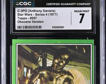 Puede incluir: Una tarjeta coleccionable de Star Wars calificada, con C-3PO, calificada como Near Mint 7 por CGC. La tarjeta, de la serie 4 Topps de 1977, es la #207. Tiene borde verde y el logo de Star Wars.