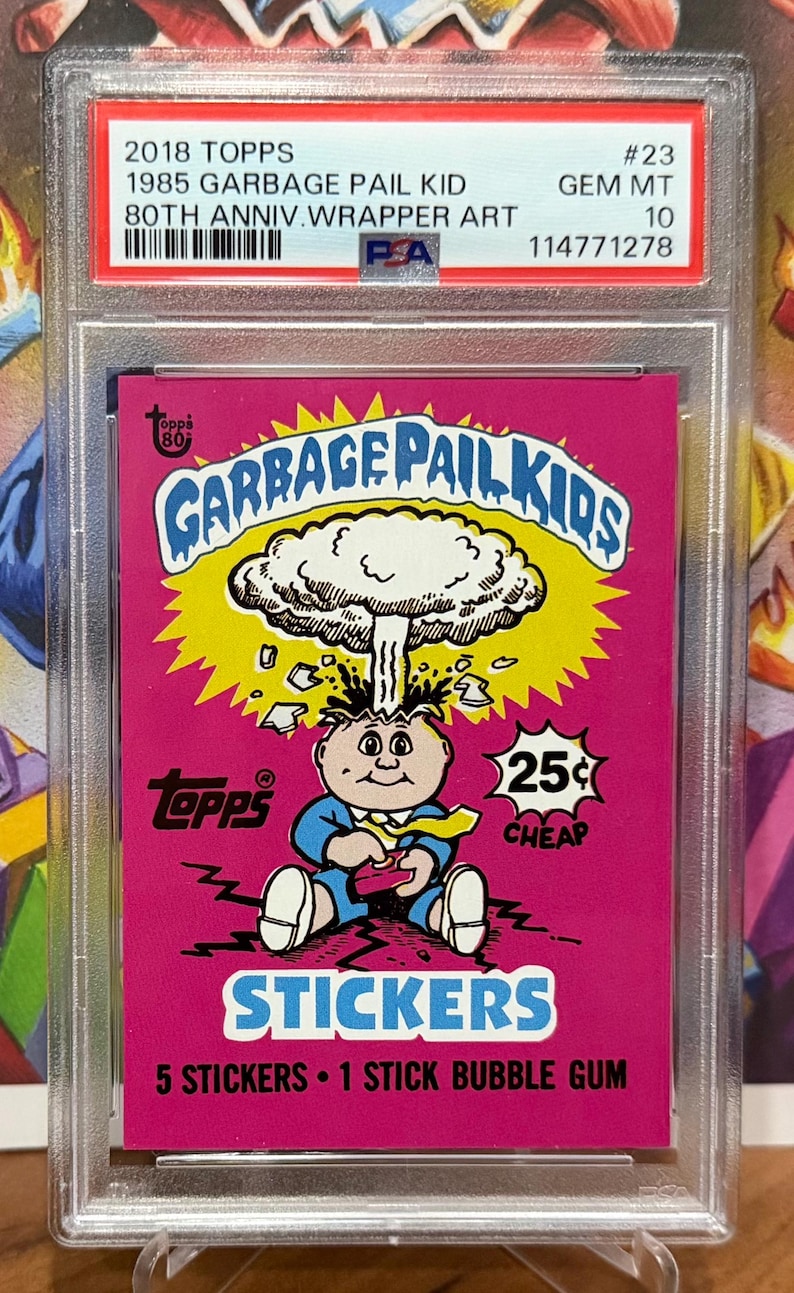 K&ouml;nnte beinhalten: Sammelkarte der Garbage Pail Kids von 2018, mit einer Cartoonfigur und einer Pilzwolkenexplosion. Die Karte befindet sich in einer Schutzh&uuml;lle und enth&auml;lt den Text "STICKERS".