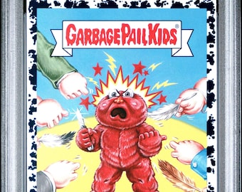 Puede incluir: Una tarjeta coleccionable de Garbage Pail Kids con "Sesame Skeet" de la serie "We Hate the '90s". La tarjeta muestra un personaje rojo y peludo sosteniendo un cuchillo, rodeado de manos y plumas, con el texto "SESAME SKEET".