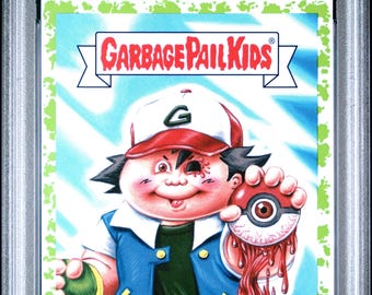 Puede incluir: Una tarjeta coleccionable de Garbage Pail Kids titulada "Poke-Monroe" de la serie "We Hate the '90s" de 2019. La tarjeta presenta un personaje de dibujos animados sosteniendo un globo ocular sangriento y una Poké Ball. La tarjeta está calificada GEM MT 10.