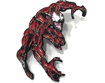 Puede incluir: Un pin de esmalte rojo y negro que representa al personaje de Marvel Comics, Carnage. El pin presenta al personaje en una pose dinámica, con musculatura detallada y garras afiladas. La cara del personaje es blanca con detalles negros.