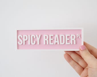 Znak na półkę z książkami „Spicy Reader” | Wystrój książkowy || Wystawa biblioteczna