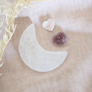 Luna de espato satinado y mini corazones de cristal // Corazones de cristal // Corazón de amatista // Luna de selenita