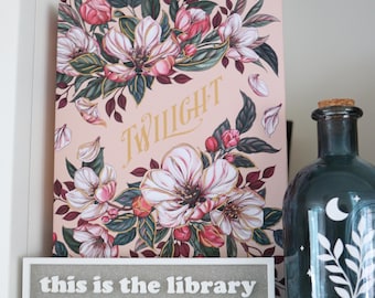 To jest Biblioteka Czytelnika, znak na półkę z książkami Bella || Dekoracja inspirowana książkami w stylu Zmierzchu || Znak na półkę z książkami