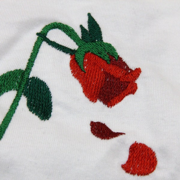 Faded rose embroidered tshirt / Broderie rose fanée