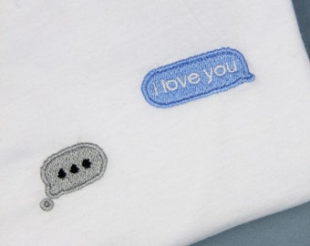 Text exchange embroidered tshirt/ Tshirt brodé échange de textos